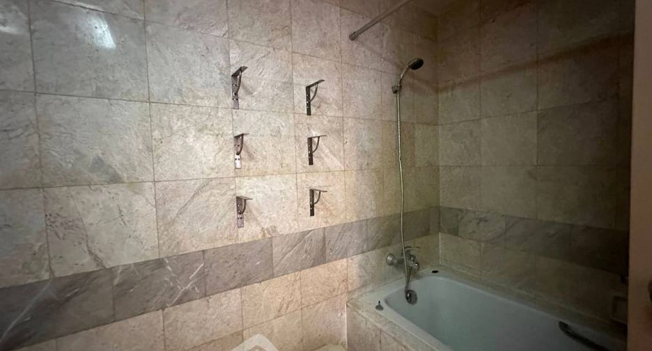 For sale 1 bed condo in Khlong Toei, Bangkok