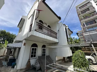 For sale 5 bedrooms house in Huai Khwang, Bangkok