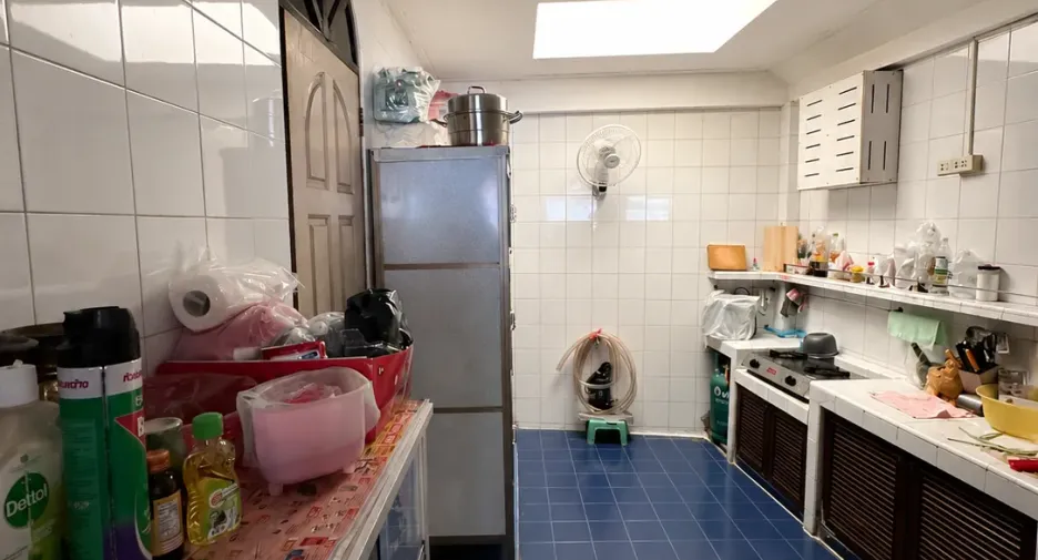 Haus zum Kauf mit 5 Zimmer in Huai Khwang, Bangkok