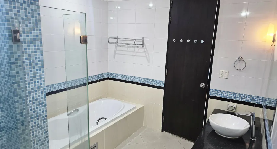 For rent 2 bedrooms condo in Khlong Toei, Bangkok