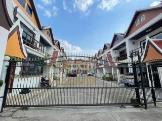 Casa adosada en alquiler de 4 habitaciones en Bang Lamung, Chonburi