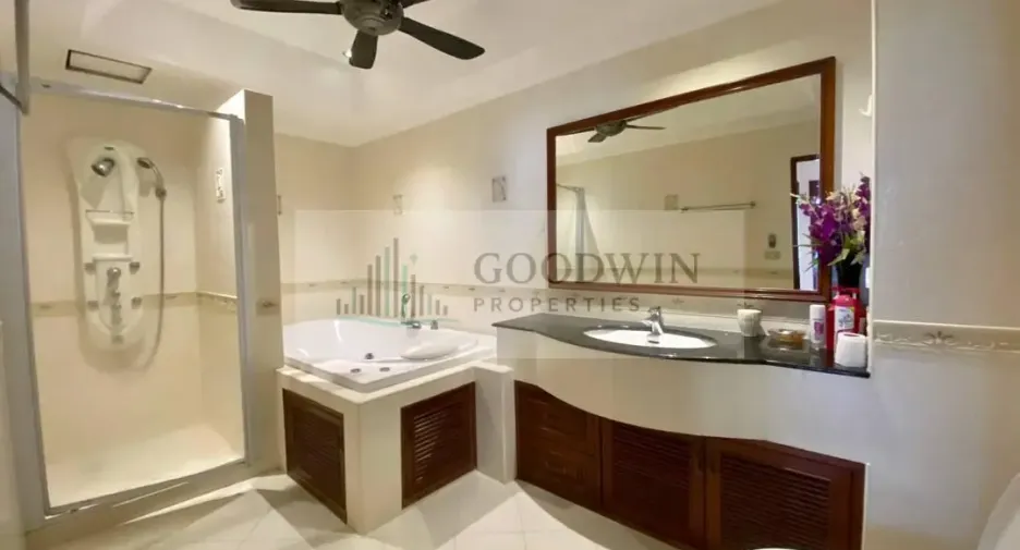 À vendre 2 chambres condo à Pratumnak, Pattaya