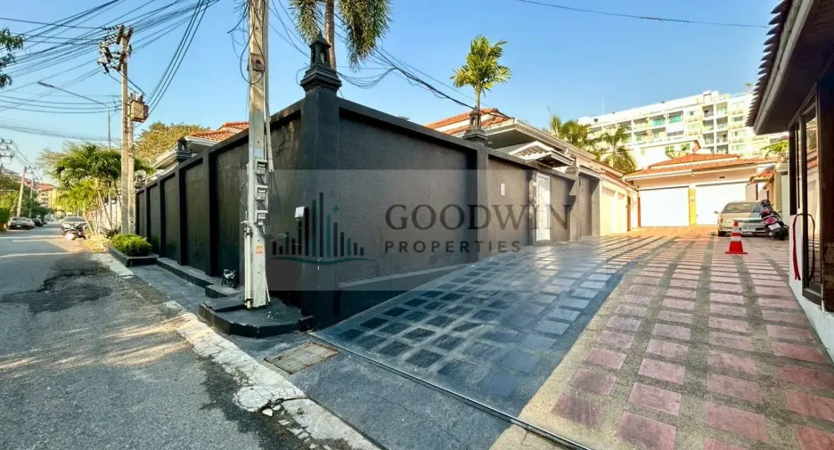 For sale 3 bedrooms villa in Pratumnak, Pattaya