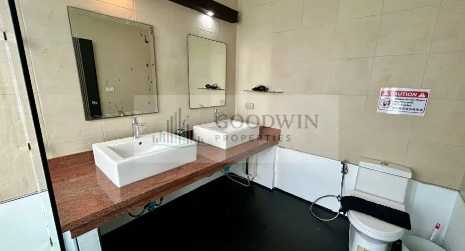 For rent and for sale 3 bedrooms house in Pratumnak, Pattaya