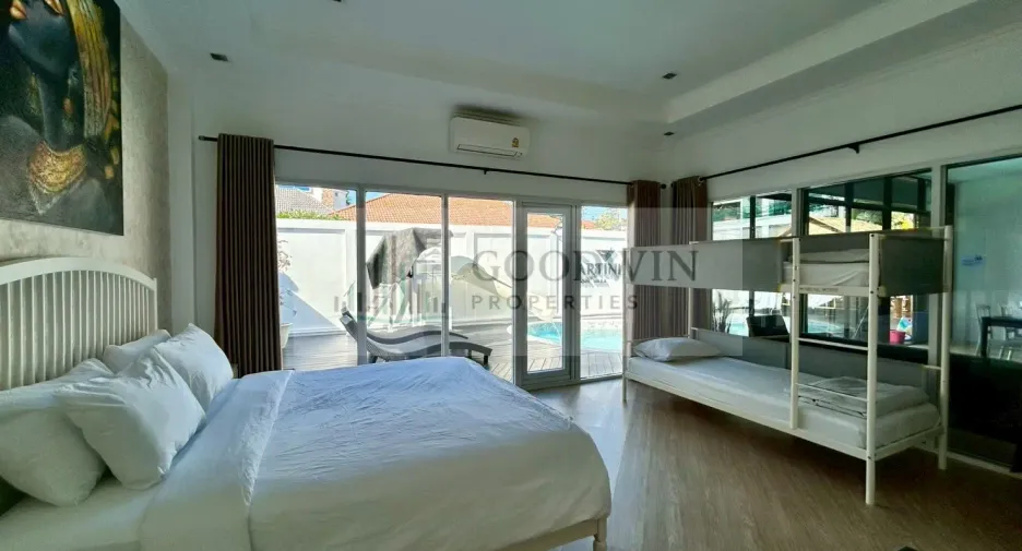 For sale 3 bedrooms villa in Pratumnak, Pattaya