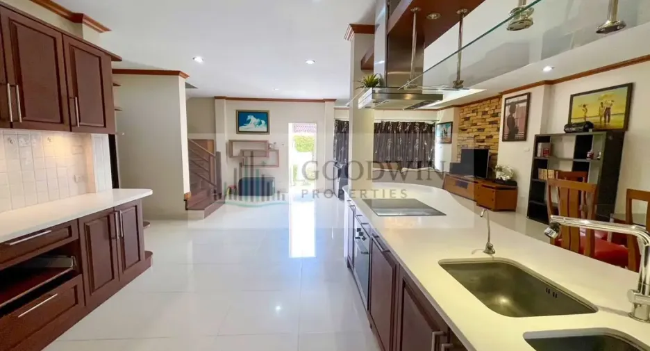 For rent and for sale 4 bedrooms house in Huay Yai, Pattaya
