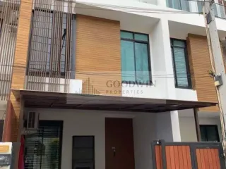 Casa adosada en alquiler y en venta de 4 habitaciones en Bang Lamung, Chonburi