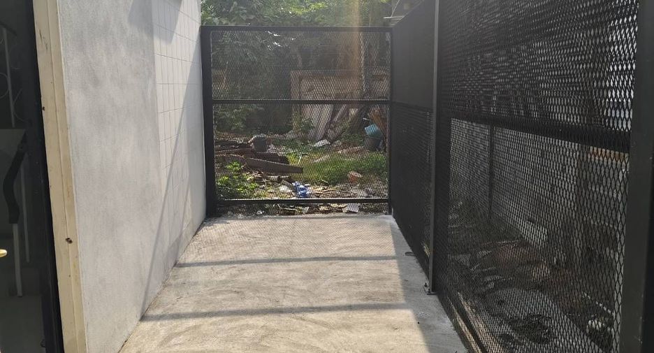 For rent 5 bedrooms office in Mueang Samut Prakan, Samut Prakan