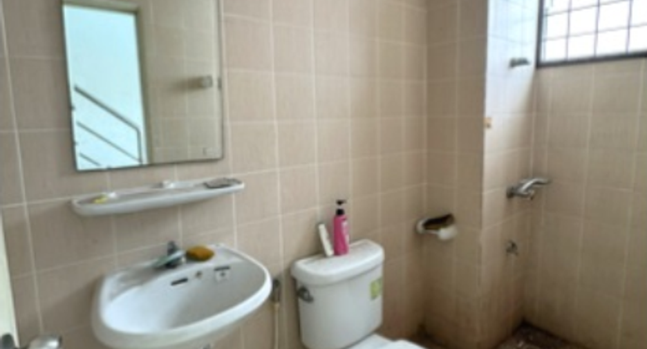 Gewerbefläche zum Kauf mit 2 Zimmer in Phan Thong, Chonburi