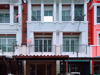 Casa adosada en venta de 3 habitaciones en Bang Kapi, Bangkok