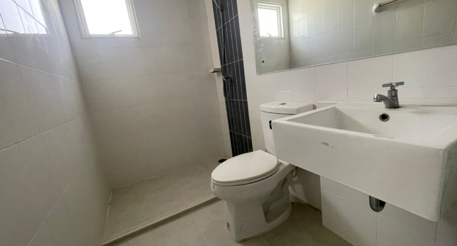 For sale 2 bedrooms townhouse in Mueang Pathum Thani, Pathum Thani