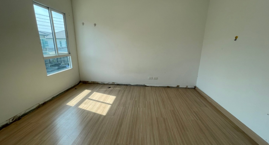 For sale 2 bedrooms townhouse in Mueang Pathum Thani, Pathum Thani