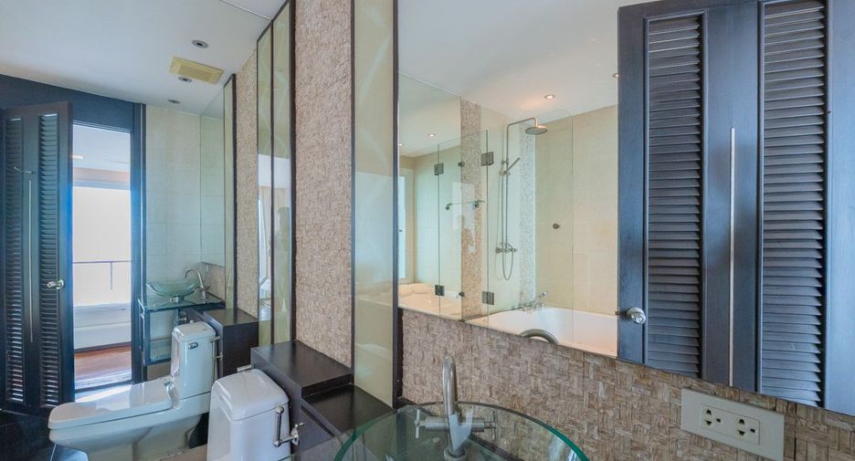 For rent 2 bedrooms condo in North Pattaya, Pattaya