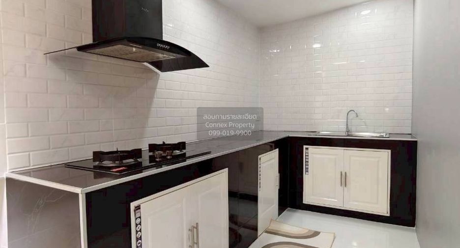 Casa adosada en venta de 4 habitaciones en Sai Noi, Nonthaburi