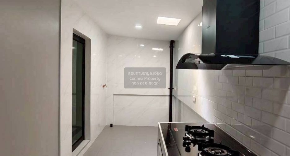 Casa adosada en venta de 4 habitaciones en Sai Noi, Nonthaburi
