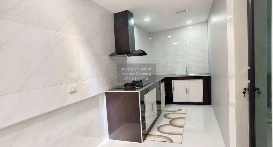 Casa adosada en venta de 4 habitaciones en Sai Noi, Nonthaburi