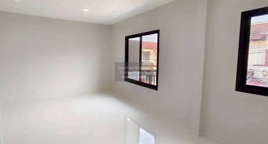 Casa adosada en venta de 4 habitaciones en Sai Noi, Nonthaburi