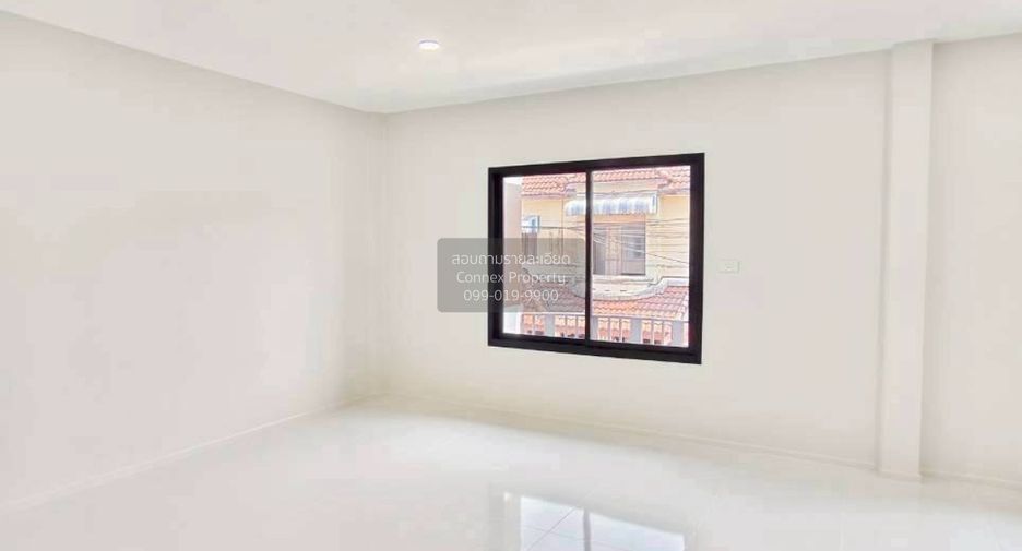 Casa adosada en venta de 4 habitaciones en Sai Noi, Nonthaburi
