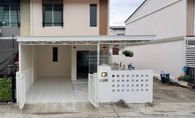 Casa adosada en venta de 3 habitaciones en Bang Phli, Samut Prakan