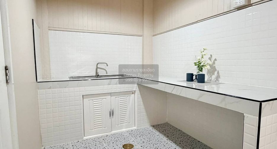 Casa adosada en venta de 3 habitaciones en Bang Phli, Samut Prakan