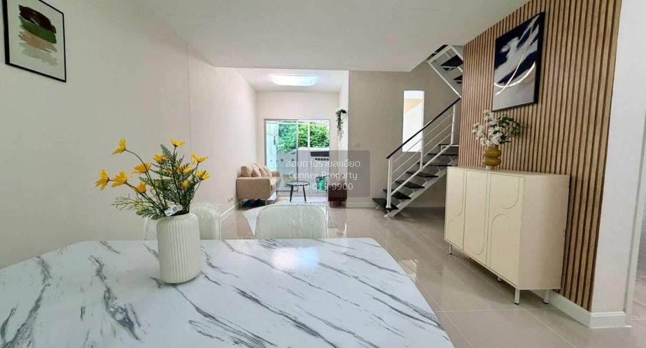 Casa adosada en venta de 3 habitaciones en Bang Phli, Samut Prakan