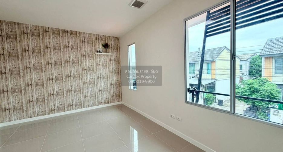 Casa adosada en venta de 3 habitaciones en Bang Phli, Samut Prakan