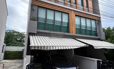 Casa adosada en alquiler de 3 habitaciones en Prawet, Bangkok