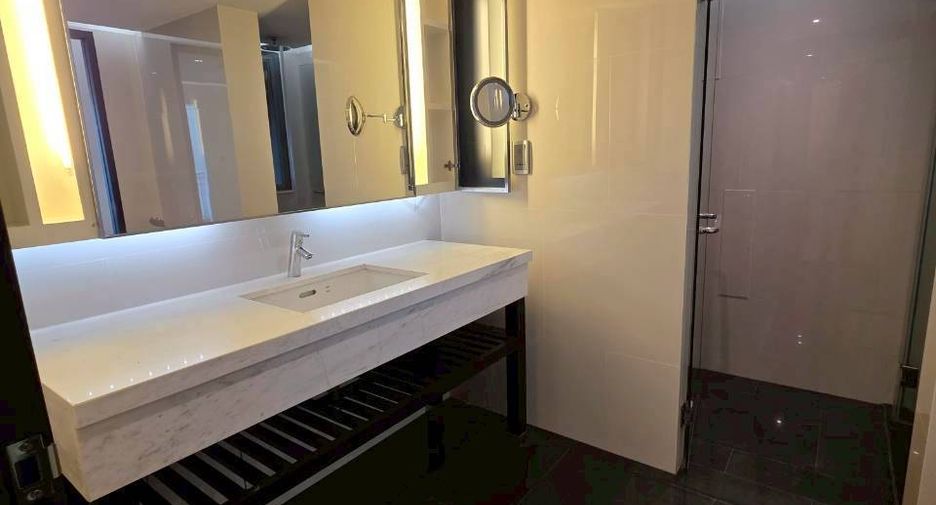 For rent 2 bedrooms condo in Pathum Wan, Bangkok