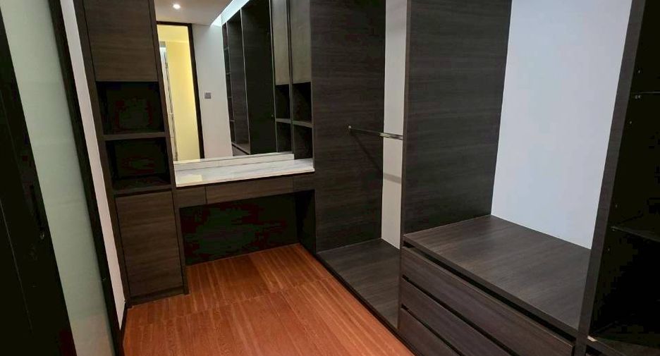For rent 2 bedrooms condo in Pathum Wan, Bangkok