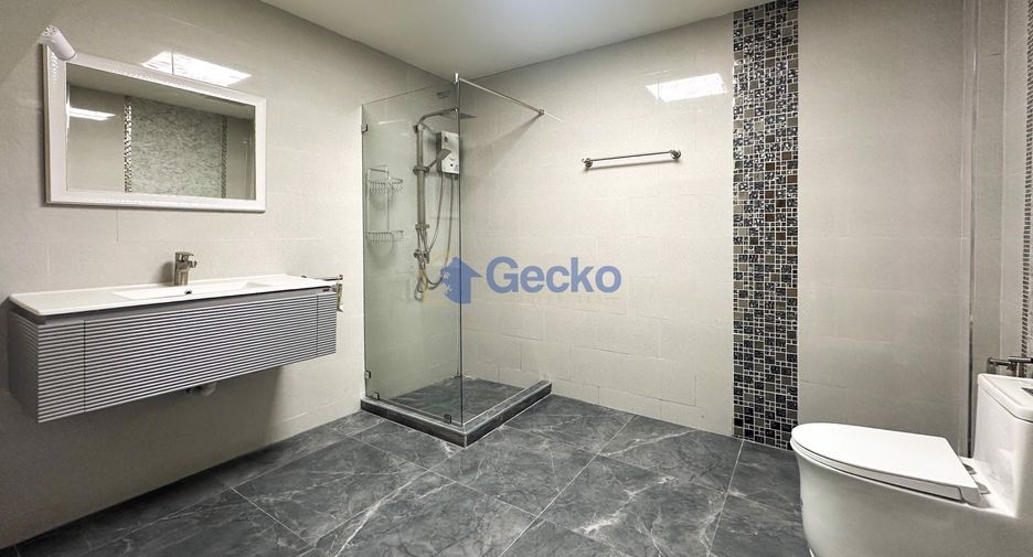For sale 4 bedrooms house in East Pattaya, Pattaya