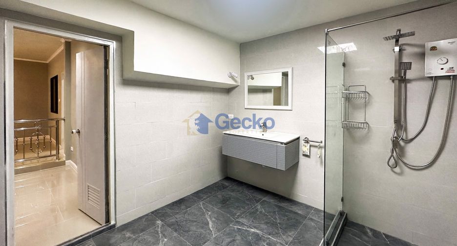 For sale 4 bedrooms house in East Pattaya, Pattaya