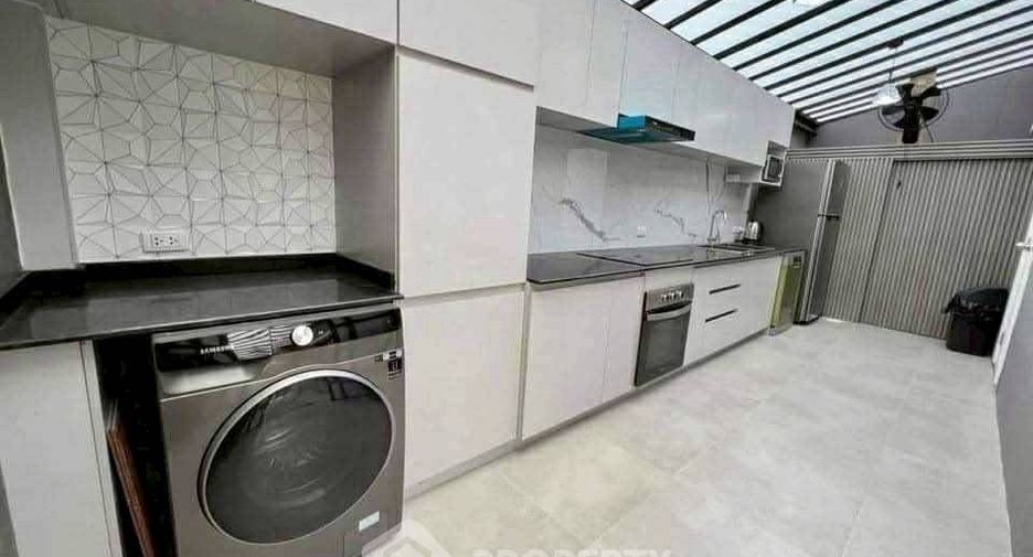 For rent 3 bedrooms townhouse in Wang Thonglang, Bangkok