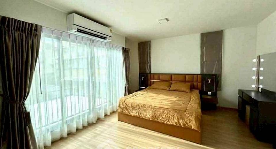 For rent 3 bedrooms townhouse in Wang Thonglang, Bangkok