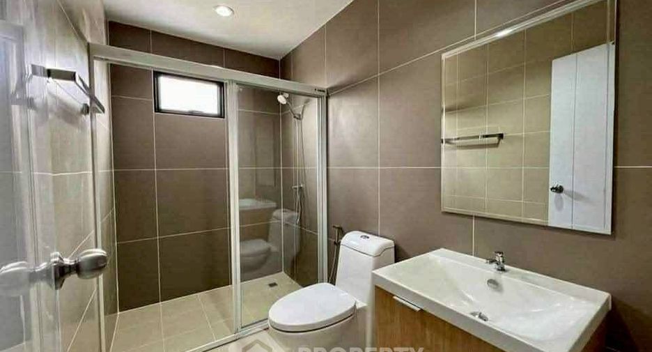 For rent 3 bedrooms townhouse in Wang Thonglang, Bangkok