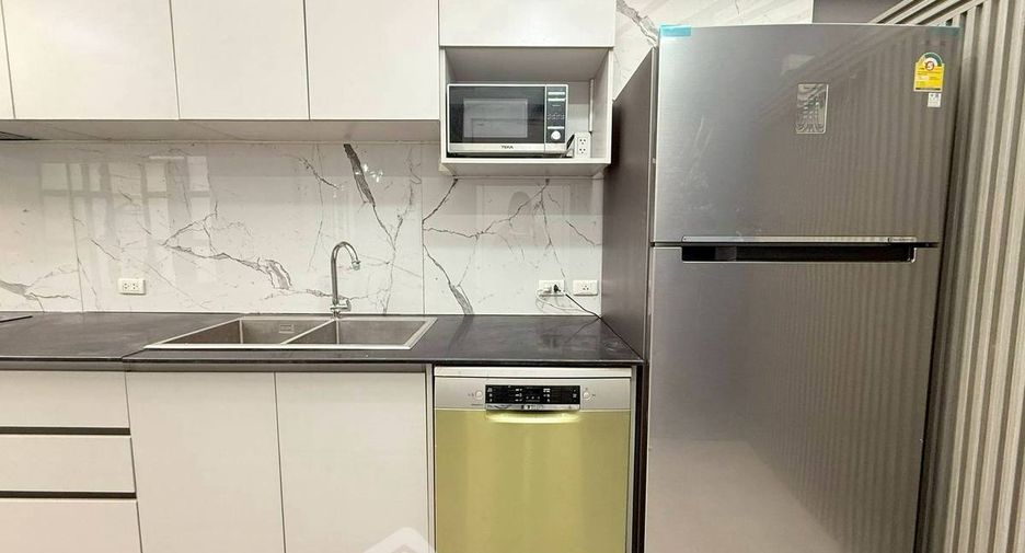 For rent 3 bedrooms townhouse in Wang Thonglang, Bangkok