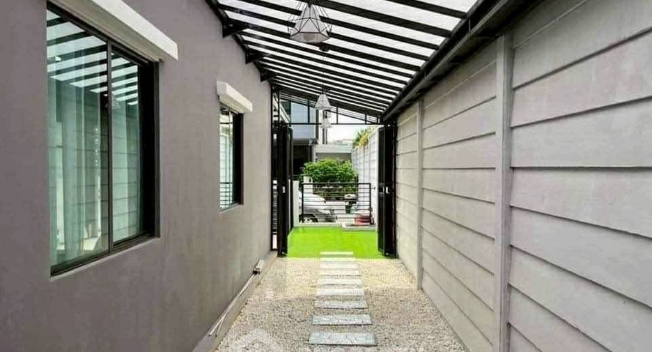 For rent 3 bedrooms townhouse in Wang Thonglang, Bangkok