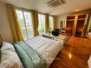 For rent 5 bedrooms townhouse in Watthana, Bangkok