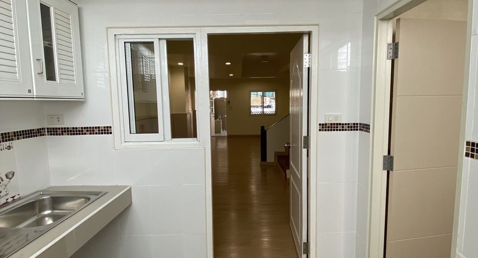 For sale 2 bedrooms townhouse in San Kamphaeng, Chiang Mai