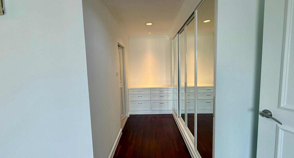 For rent 3 bedrooms condo in Watthana, Bangkok