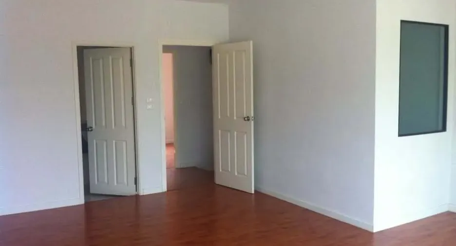 For rent 3 bedrooms townhouse in Suan Luang, Bangkok