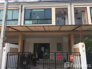 À louer 3 chambres maison de ville à Suan Luang, Bangkok