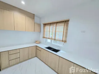 À vendre et à louer 5 chambres maison à Khlong Luang, Pathum Thani