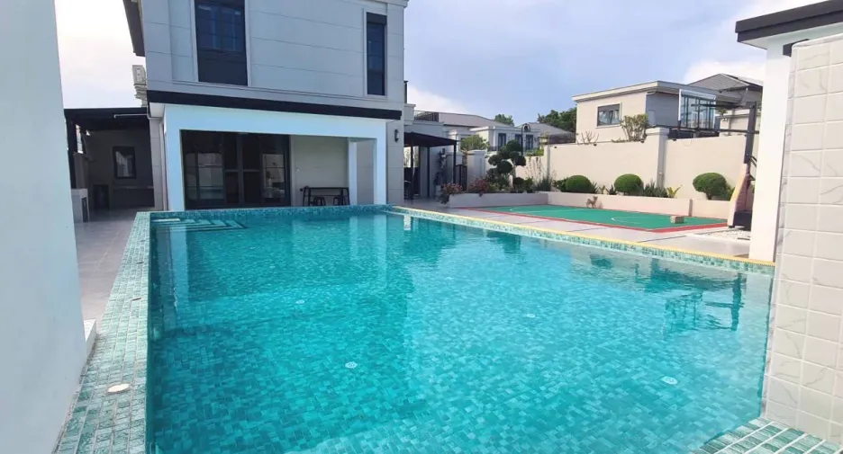 For rent 4 bedrooms villa in East Pattaya, Pattaya