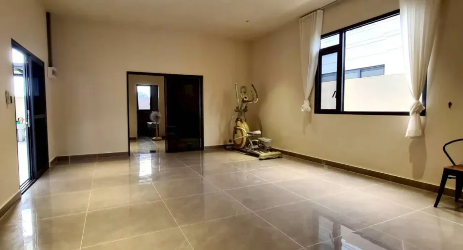 For rent 4 bedrooms villa in East Pattaya, Pattaya