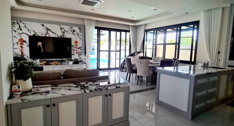 For rent 4 bedrooms villa in East Pattaya, Pattaya