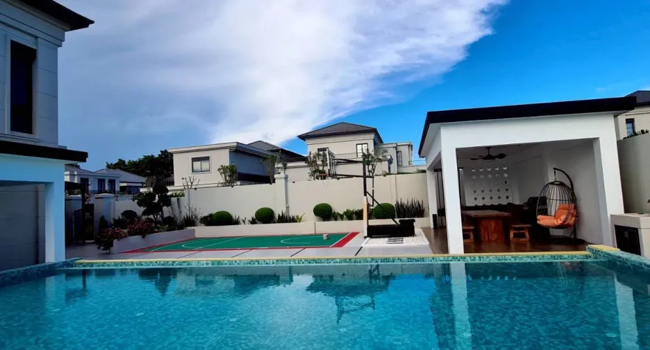 For rent 4 bedrooms villa in East Pattaya, Pattaya