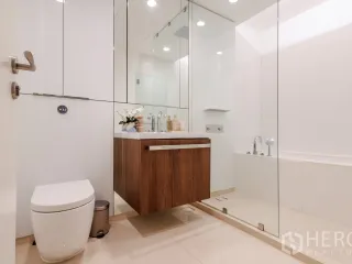 À louer et à vendre 2 chambres condo à Pathum Wan, Bangkok