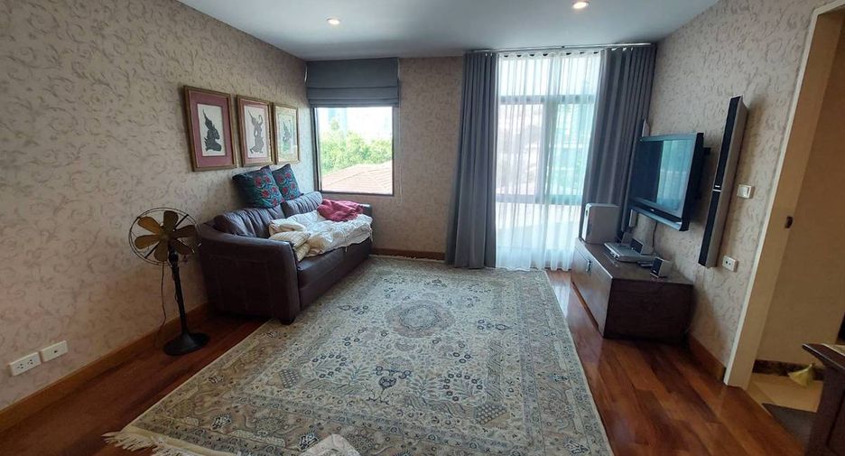 For rent 2 bedrooms condo in Watthana, Bangkok