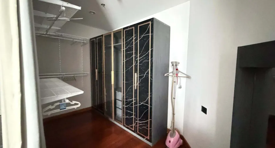 For rent 5 bedrooms condo in Huai Khwang, Bangkok