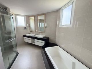 For rent 5 bedrooms condo in Huai Khwang, Bangkok